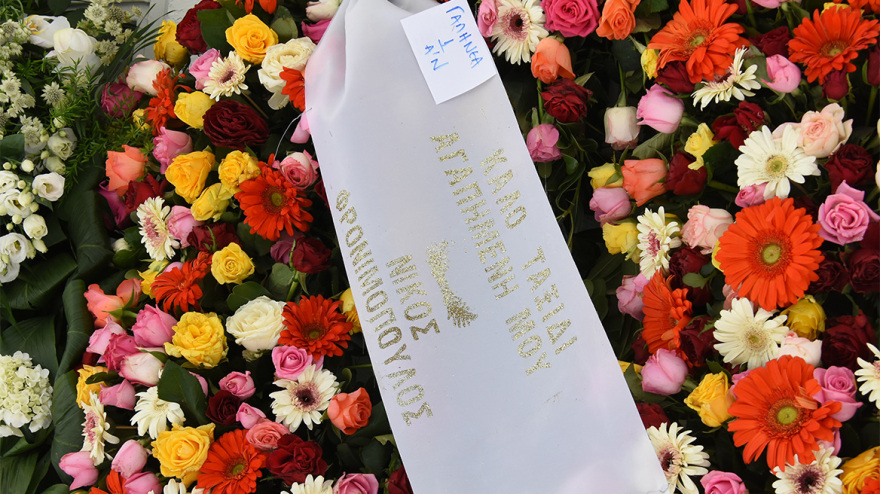 Νόνικα Γαληνέα: Συντετριμμένες οι κόρες της στην κηδεία της - Ποιοι έδωσαν το «παρών»