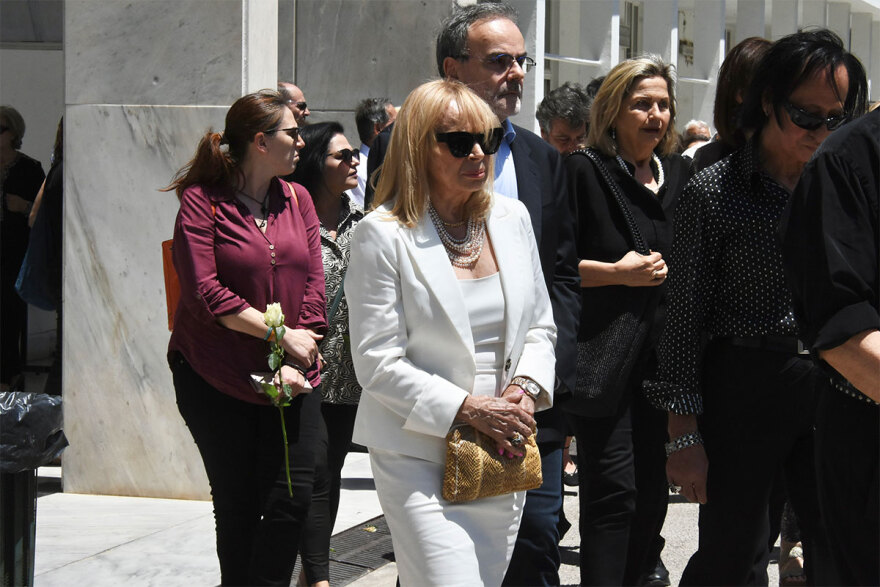 Νόνικα Γαληνέα: Συντετριμμένες οι κόρες της στην κηδεία της - Ποιοι έδωσαν το «παρών»