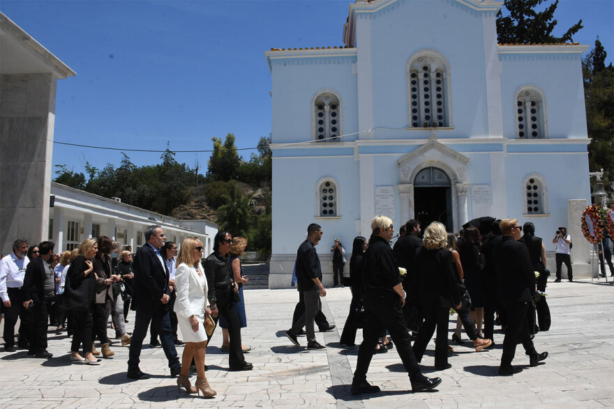 Νόνικα Γαληνέα: Συντετριμμένες οι κόρες της στην κηδεία της - Ποιοι έδωσαν το «παρών»