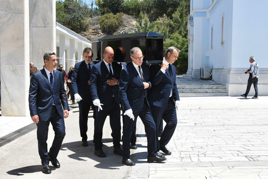 Νόνικα Γαληνέα: Συντετριμμένες οι κόρες της στην κηδεία της - Ποιοι έδωσαν το «παρών»