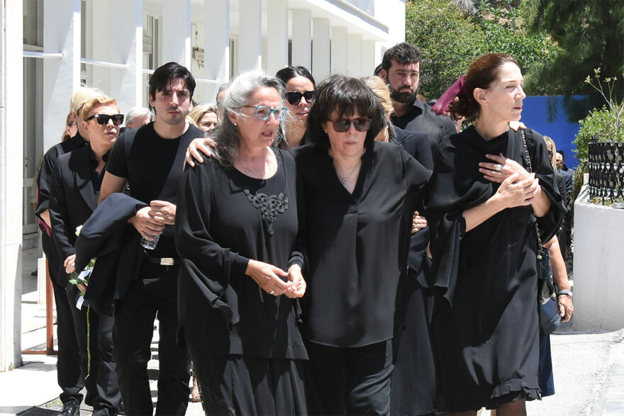 Νόνικα Γαληνέα: Συντετριμμένες οι κόρες της στην κηδεία της - Ποιοι έδωσαν το «παρών»