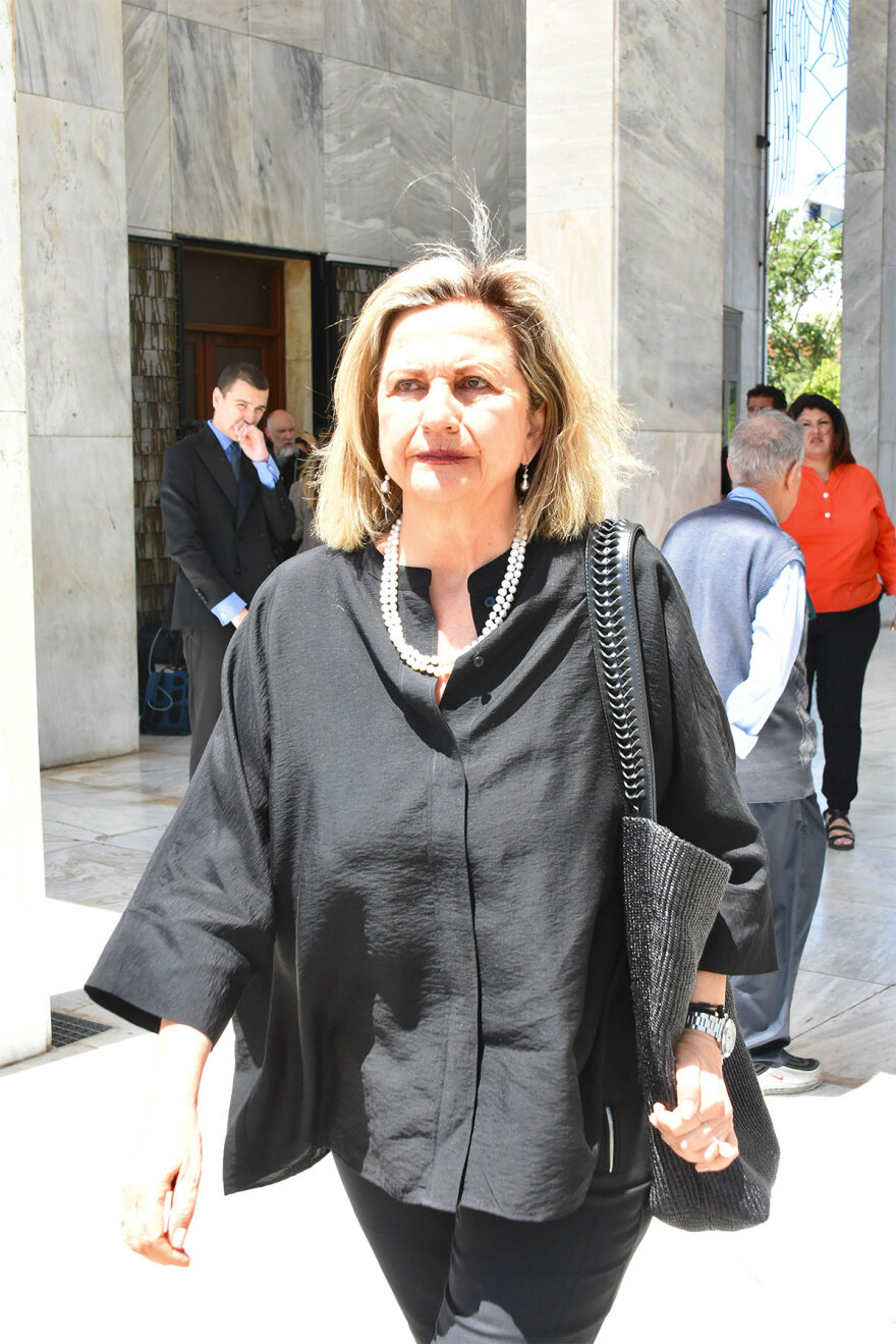 Νόνικα Γαληνέα: Συντετριμμένες οι κόρες της στην κηδεία της - Ποιοι έδωσαν το «παρών»