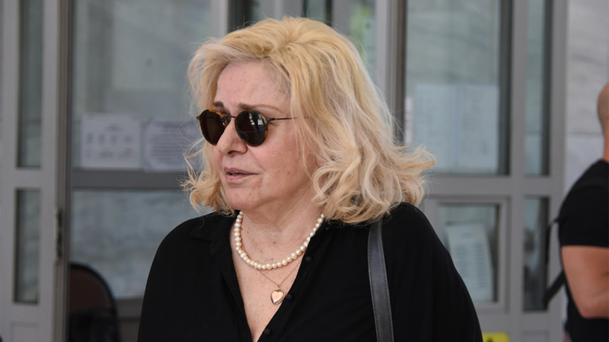 Νόνικα Γαληνέα: Συντετριμμένες οι κόρες της στην κηδεία της - Ποιοι έδωσαν το «παρών»
