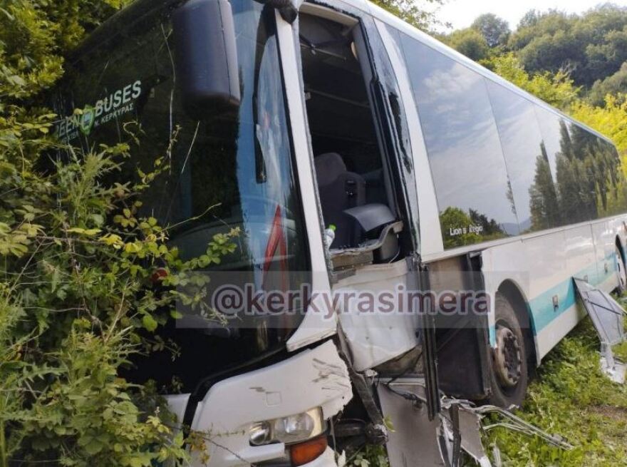 Κέρκυρα: Σοβαρό τροχαίο με σύγκρουση Ι.Χ. και λεωφορείου ΚΤΕΛ - Πέντε τραυματίες (βίντεο και φωτογραφίες)