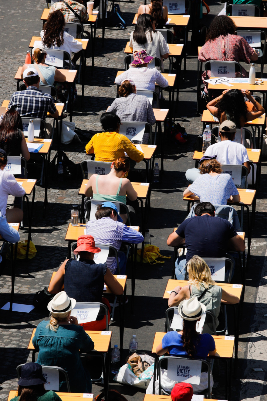 Παρίσι: Η λεωφόρος Ηλυσίων Πεδίων έγινε μια απέραντη τάξη για τον μαζικότερο διαγωνισμό ορθογραφίας