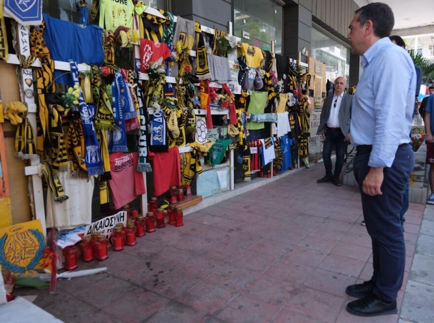 Θεσσαλονίκη: Ο Τσίπρας άφησε ένα λουλούδι στο σημείο όπου δολοφονήθηκε ο Άλκης Καμπανός (φωτογραφία)