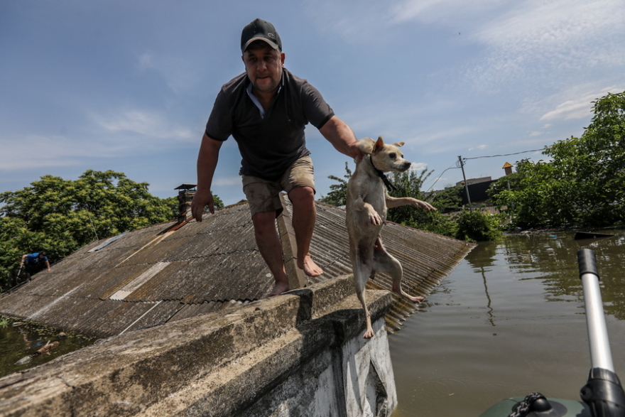 Πόλεμος στην Ουκρανία: Σε απόγνωση οι κάτοικοι σε Χερσώνα και Νόβα Καχόβκα - 30.000 κυβικά μέτρα νερού το δευτερόλεπτο διαρρέουν από τον ταμιευτήρα