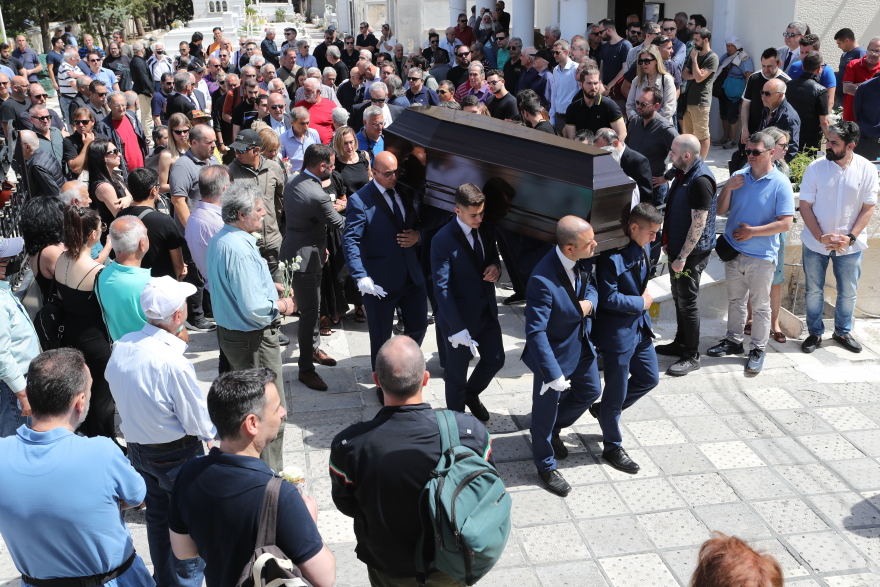 Γιώργος Γεωργίου: «Λύγισαν» η γυναίκα και η κόρη του στην κηδεία - Δείτε φωτογραφίες