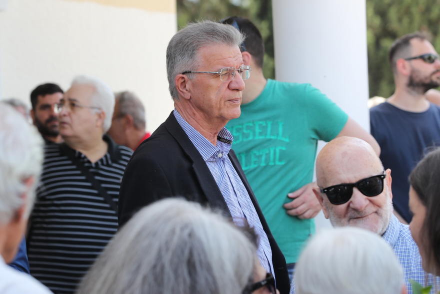 Γιώργος Γεωργίου: «Λύγισαν» η γυναίκα και η κόρη του στην κηδεία - Δείτε φωτογραφίες