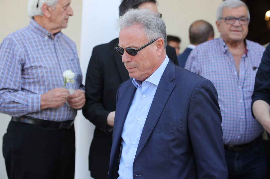 Γιώργος Γεωργίου: «Λύγισαν» η γυναίκα και η κόρη του στην κηδεία - Δείτε φωτογραφίες