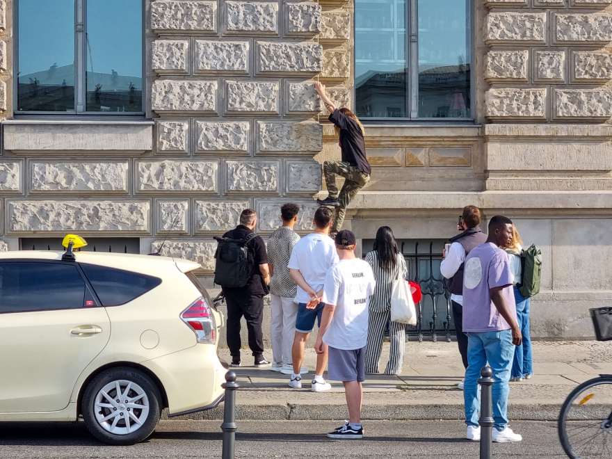 Τζάρεντ Λέτο: Σκαρφάλωσε στον τοίχο ενός ξενοδοχείου 