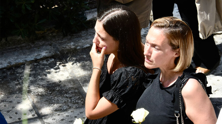 Γιώργος Γεωργίου: «Λύγισαν» η γυναίκα και η κόρη του στην κηδεία - Δείτε φωτογραφίες