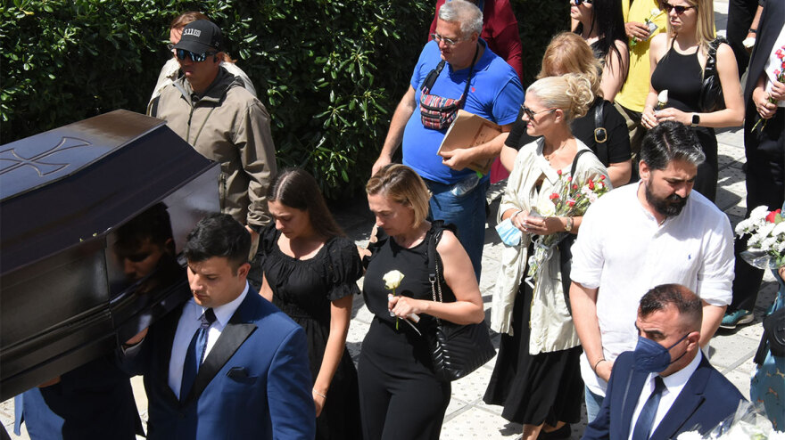 Γιώργος Γεωργίου: «Λύγισαν» η γυναίκα και η κόρη του στην κηδεία - Δείτε φωτογραφίες