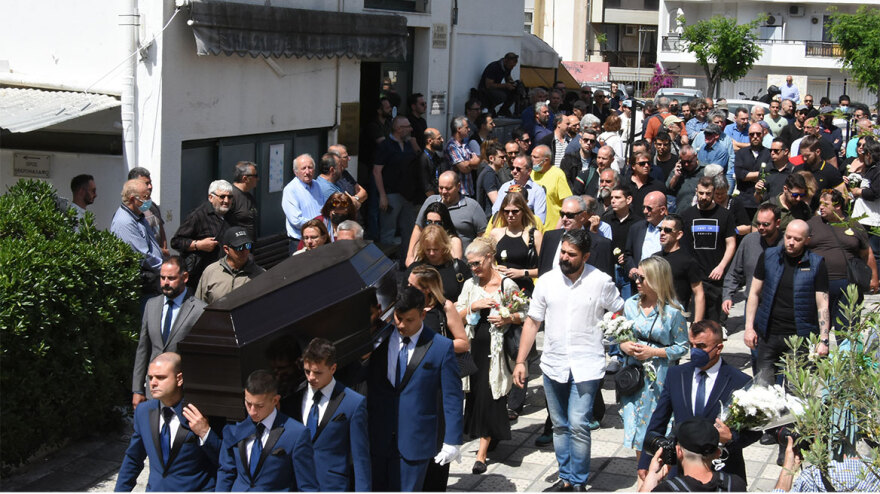 Γιώργος Γεωργίου: «Λύγισαν» η γυναίκα και η κόρη του στην κηδεία - Δείτε φωτογραφίες