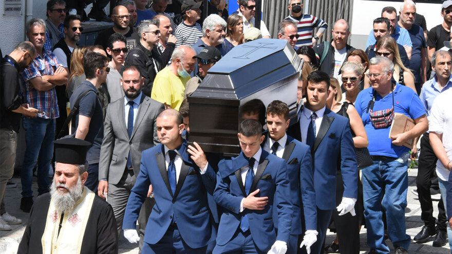 Γιώργος Γεωργίου: «Λύγισαν» η γυναίκα και η κόρη του στην κηδεία - Δείτε φωτογραφίες