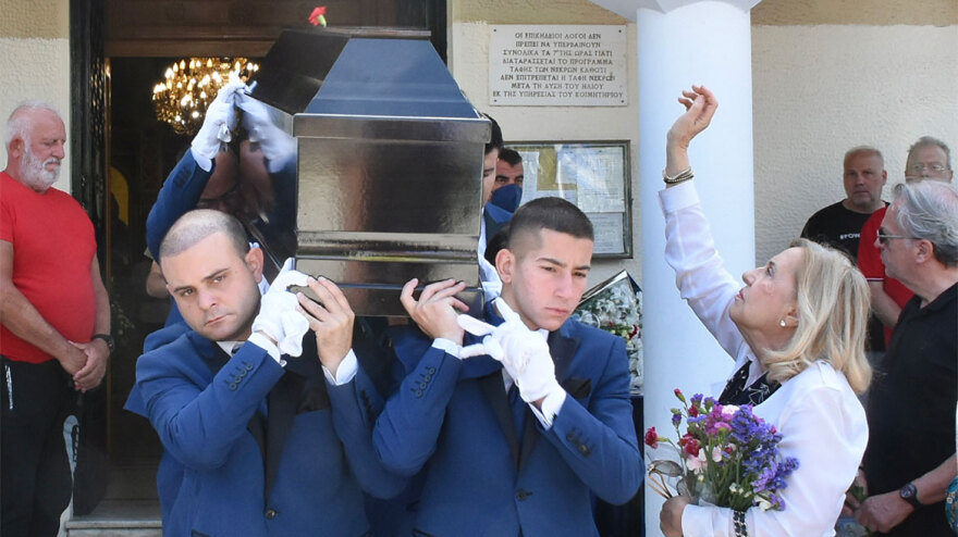 Γιώργος Γεωργίου: «Λύγισαν» η γυναίκα και η κόρη του στην κηδεία - Δείτε φωτογραφίες