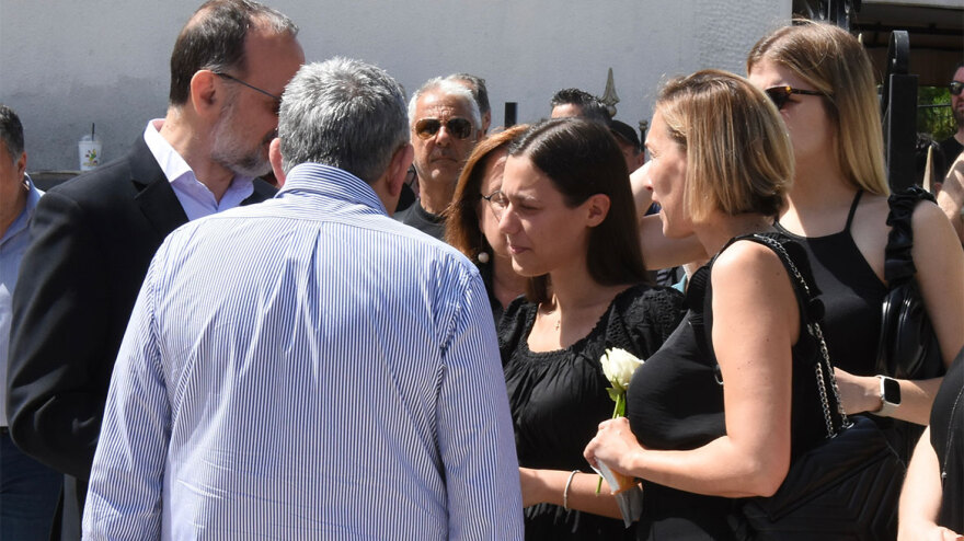 Γιώργος Γεωργίου: «Λύγισαν» η γυναίκα και η κόρη του στην κηδεία - Δείτε φωτογραφίες