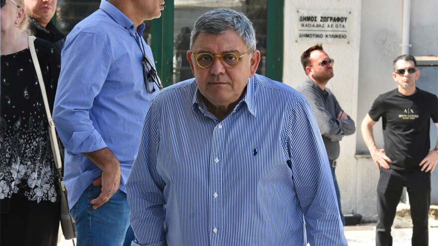 Γιώργος Γεωργίου: «Λύγισαν» η γυναίκα και η κόρη του στην κηδεία - Δείτε φωτογραφίες