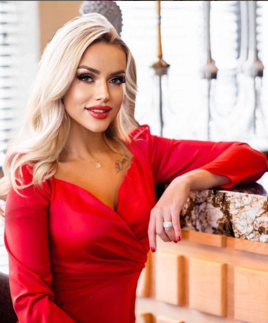 «Mrs Russia»: Η αμφιλεγόμενη νικήτρια των καλλιστείων είναι παντρεμένη με τον... χορηγό τους