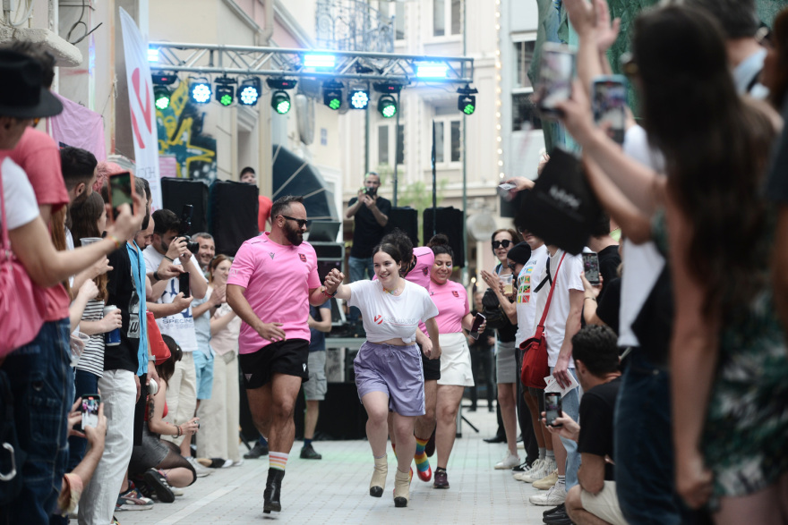 Athens Pride 2023: Δείτε τις πρώτες τακουνοδρομίες στο κέντρο της Αθήνας