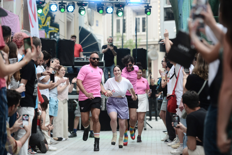 Athens Pride 2023: Δείτε τις πρώτες τακουνοδρομίες στο κέντρο της Αθήνας