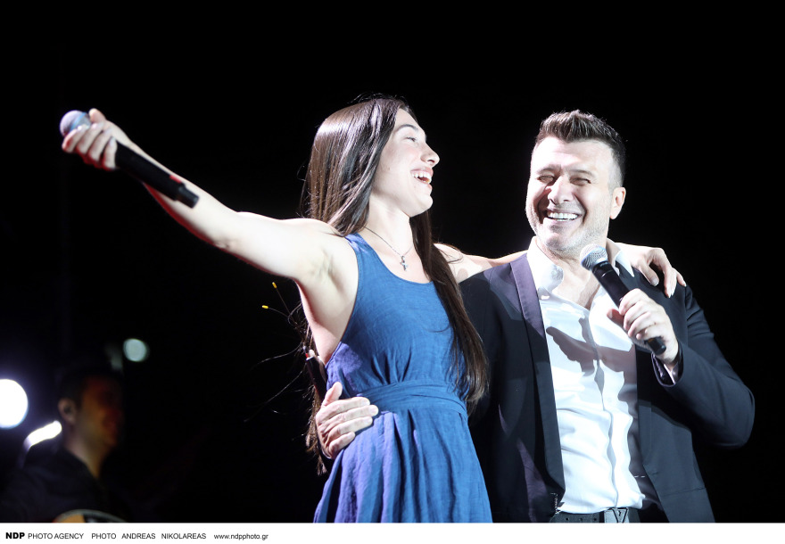 Γιάννης Πλούταρχος: «Είμαστε μια μουσική οικογένεια, είναι κάτι σαν κατεστημένο να τραγουδάμε οικογενειακώς και όλοι μαζί»