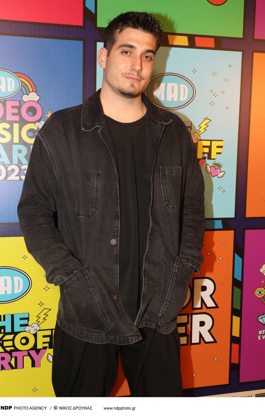 Γιάννης Πλούταρχος: «Είμαστε μια μουσική οικογένεια, είναι κάτι σαν κατεστημένο να τραγουδάμε οικογενειακώς και όλοι μαζί»