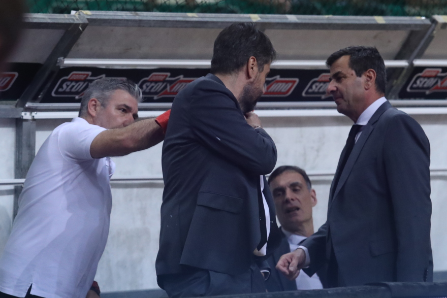 Παναθηναϊκός - Ολυμπιακός: Έπεσαν γιαούρτια στον πάγκο των Πειραιωτών 