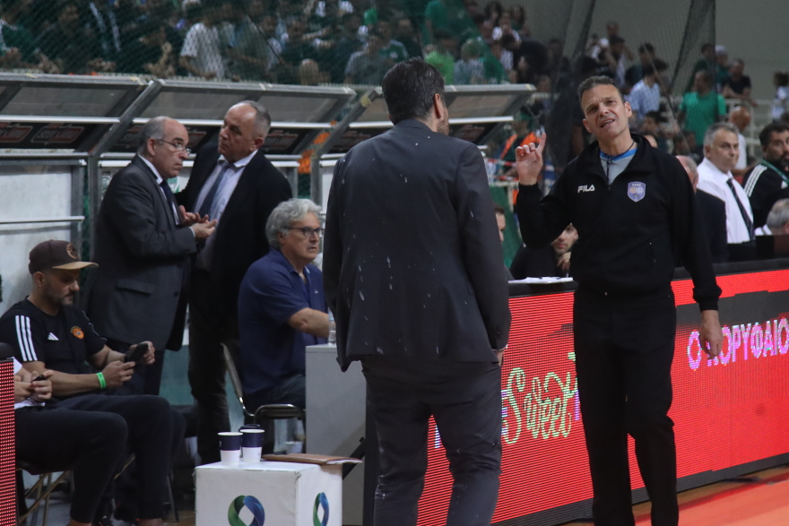 Παναθηναϊκός - Ολυμπιακός: Έπεσαν γιαούρτια στον πάγκο των Πειραιωτών 