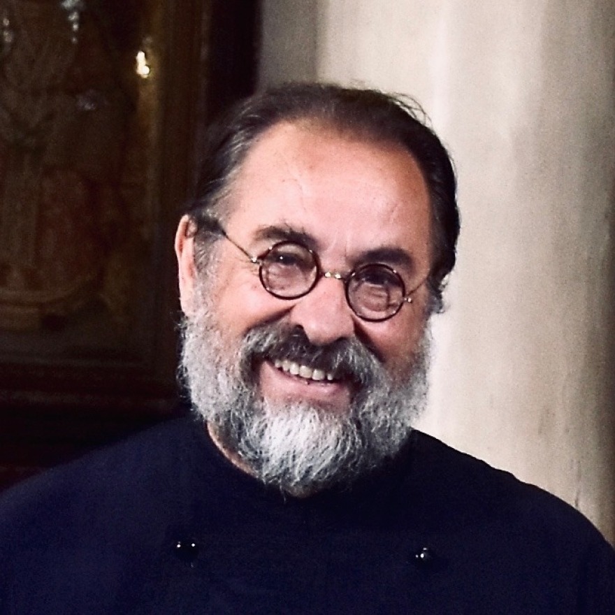 Κύμα συμπαράστασης για τον ιερέα που έντυσε παπαδάκια δύο κορίτσια - «Είμαστε με το φως του πατέρα Αλέξανδρου»