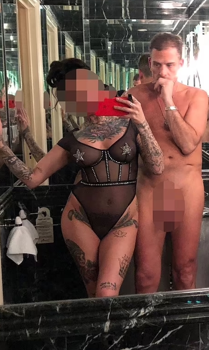 Χάντερ Μπάιντεν: Γυμνός, με ιερόδουλες, κάνει ναρκωτικά -  Στο διαδίκτυο 9.000 φωτογραφίες του