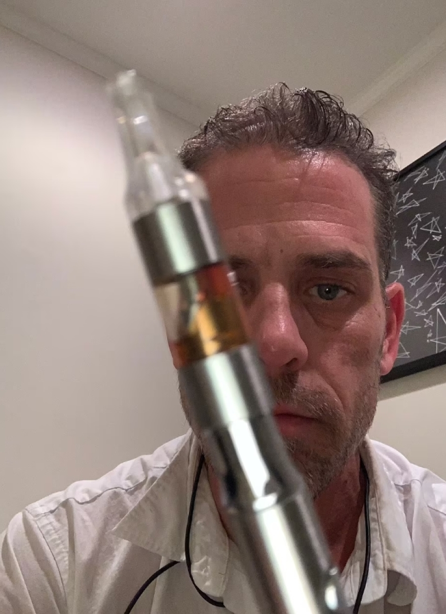 Χάντερ Μπάιντεν: Γυμνός, με ιερόδουλες, κάνει ναρκωτικά -  Στο διαδίκτυο 9.000 φωτογραφίες του