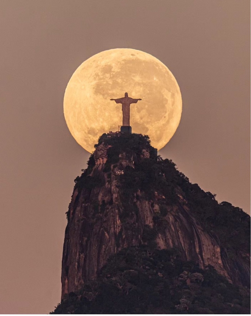 Βραζιλία: Μαγικές φωτογραφίες - Το άγαλμα του Ιησού στο Ρίο «σηκώνει» στα χέρια το φεγγάρι