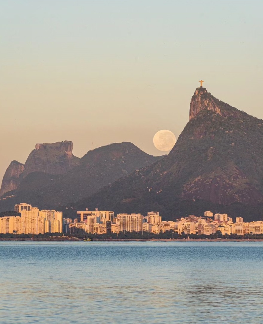 Βραζιλία: Μαγικές φωτογραφίες - Το άγαλμα του Ιησού στο Ρίο «σηκώνει» στα χέρια το φεγγάρι