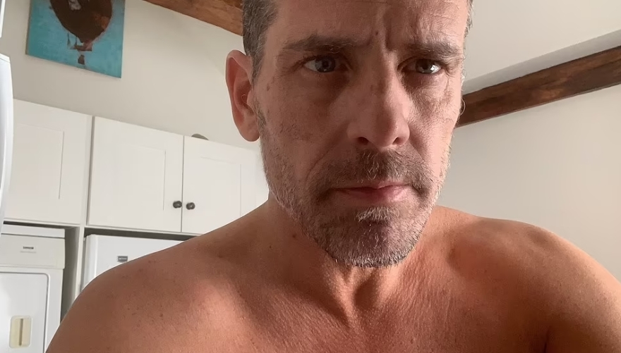 Χάντερ Μπάιντεν: Γυμνός, με ιερόδουλες, κάνει ναρκωτικά -  Στο διαδίκτυο 9.000 φωτογραφίες του