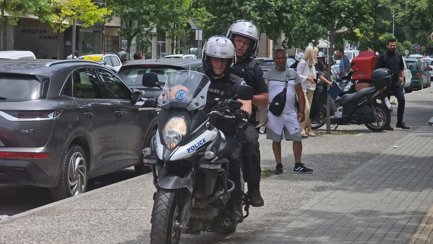 «Η μητέρα ούρλιαζε "το παιδί μου"» - Πώς αστυνομικός κατάφερε να σώσει βρέφος που είχε κλειδωθεί σε αυτοκίνητο (βίντεο)