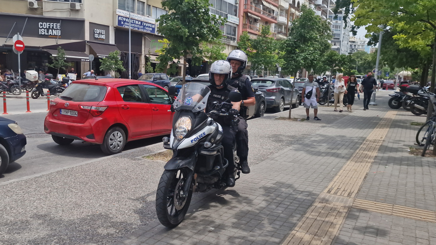 «Η μητέρα ούρλιαζε "το παιδί μου"» - Πώς αστυνομικός κατάφερε να σώσει βρέφος που είχε κλειδωθεί σε αυτοκίνητο (βίντεο)