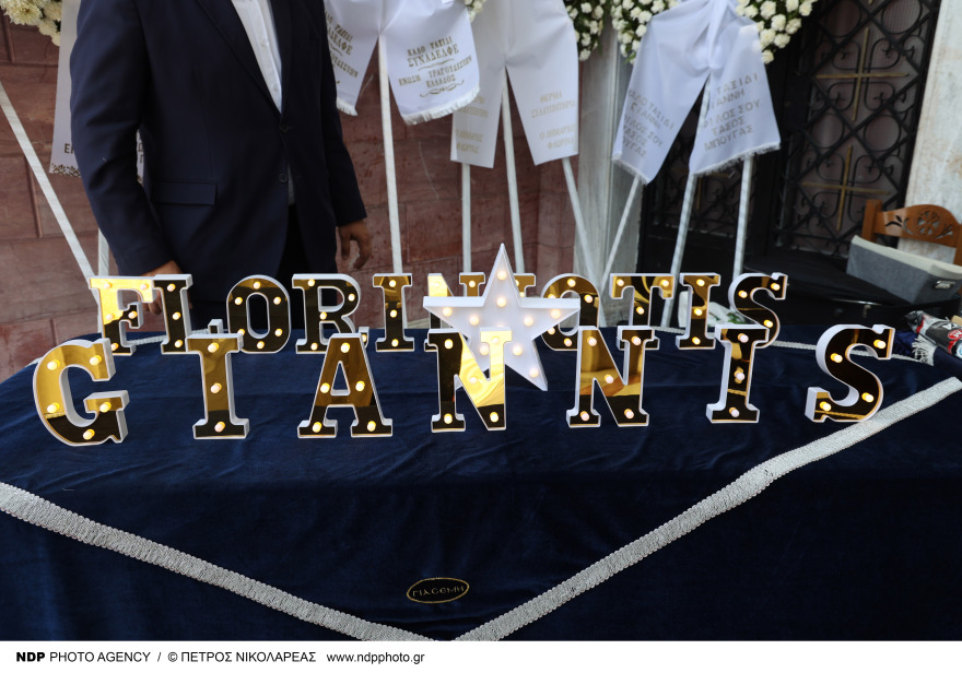 Γιάννης Φλωρινιώτης: Συντετριμμένη η κόρη του, Άννα, στην κηδεία του - «Είμαι περήφανη για σένα πατέρα» 