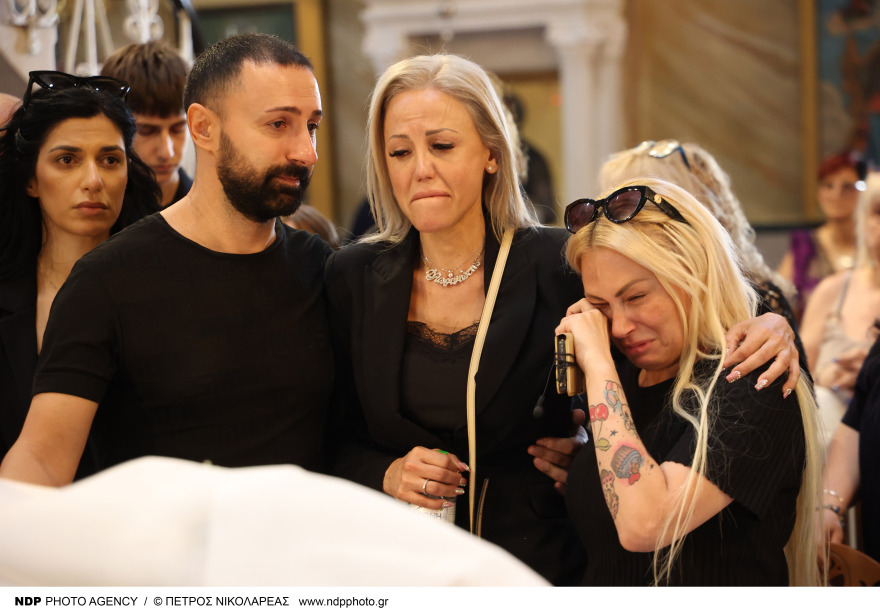 Γιάννης Φλωρινιώτης: Συντετριμμένη η κόρη του, Άννα, στην κηδεία του - «Είμαι περήφανη για σένα πατέρα» 