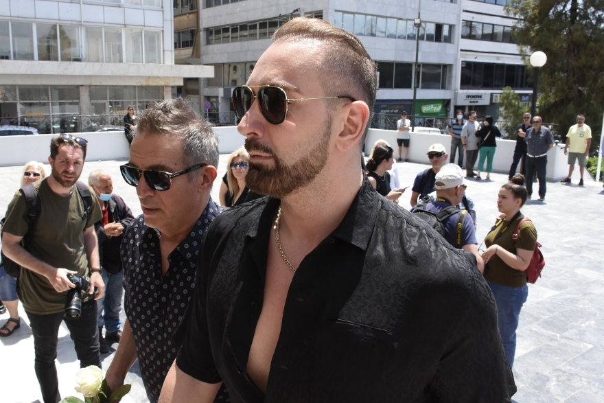 Γιάννης Φλωρινιώτης: Συντετριμμένη η κόρη του, Άννα, στην κηδεία του - «Είμαι περήφανη για σένα πατέρα» 