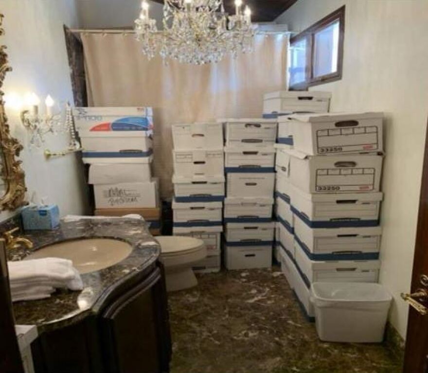 ΗΠΑ: Ο Ντόναλντ Τραμπ κρατούσε απόρρητους φακέλους για πυρηνικά στο ντους, λέει το κατηγορητήριο