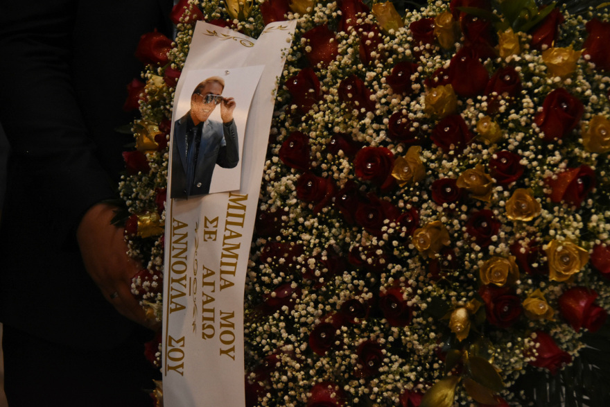 Γιάννης Φλωρινιώτης: Συντετριμμένη η κόρη του, Άννα, στην κηδεία του - «Είμαι περήφανη για σένα πατέρα» 