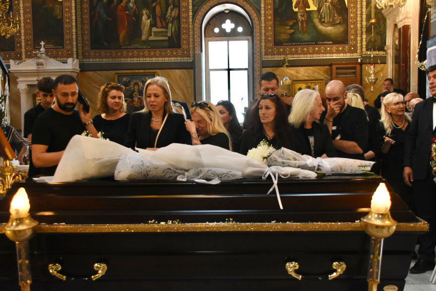 Γιάννης Φλωρινιώτης: Συντετριμμένη η κόρη του, Άννα, στην κηδεία του - «Είμαι περήφανη για σένα πατέρα» 