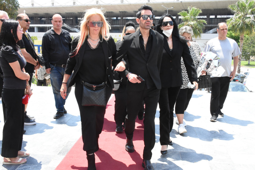 Γιάννης Φλωρινιώτης: Συντετριμμένη η κόρη του, Άννα, στην κηδεία του - «Είμαι περήφανη για σένα πατέρα» 