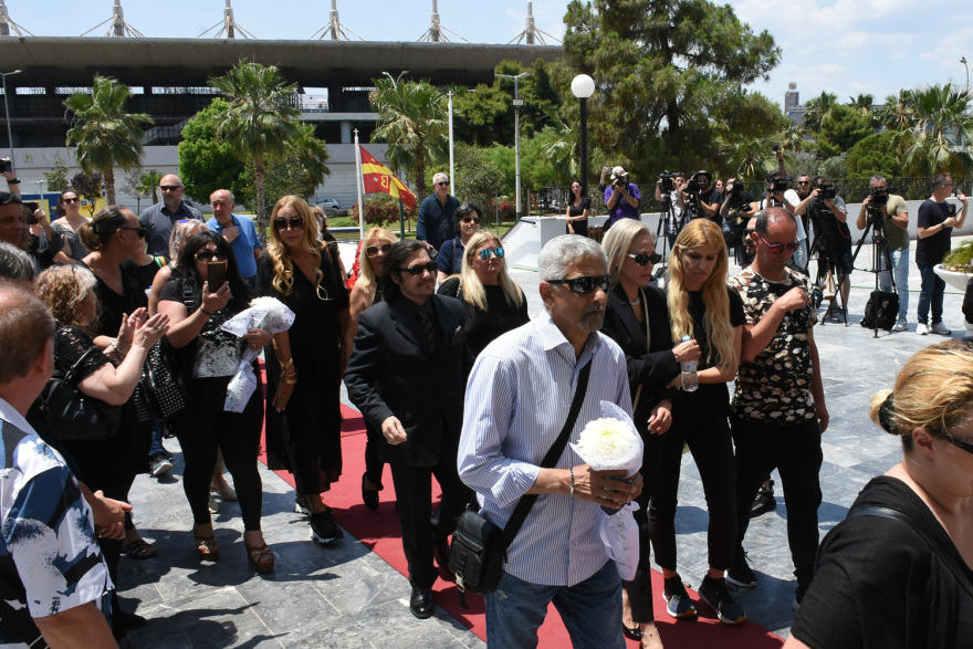 Γιάννης Φλωρινιώτης: Συντετριμμένη η κόρη του, Άννα, στην κηδεία του - «Είμαι περήφανη για σένα πατέρα» 