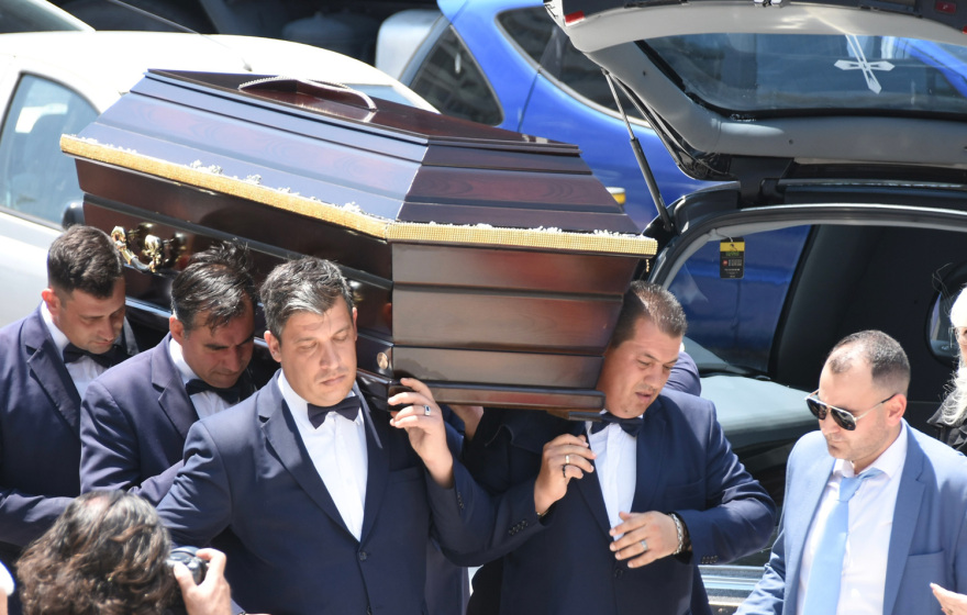 Γιάννης Φλωρινιώτης: Συντετριμμένη η κόρη του, Άννα, στην κηδεία του - «Είμαι περήφανη για σένα πατέρα» 