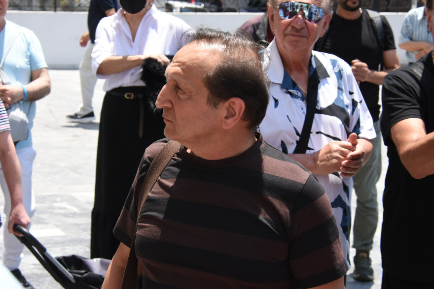 Γιάννης Φλωρινιώτης: Συντετριμμένη η κόρη του, Άννα, στην κηδεία του - «Είμαι περήφανη για σένα πατέρα» 