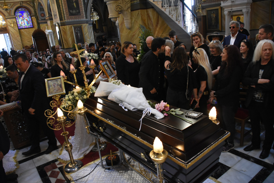 Γιάννης Φλωρινιώτης: Συντετριμμένη η κόρη του, Άννα, στην κηδεία του - «Είμαι περήφανη για σένα πατέρα» 