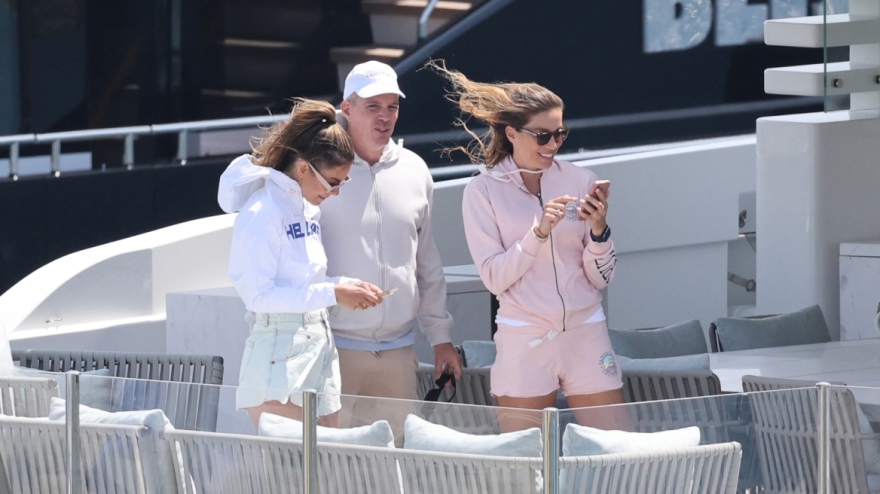 Μενούνος: Σε πολυτελές σκάφος στη Μύκονο με τον σύζυγό της και τη Χρουσαλά - Δείτε φωτογραφίες