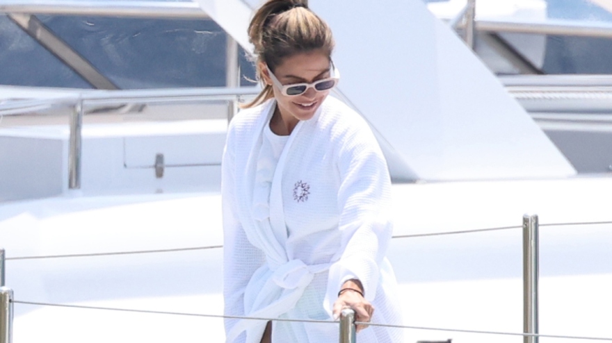 Μενούνος: Σε πολυτελές σκάφος στη Μύκονο με τον σύζυγό της και τη Χρουσαλά - Δείτε φωτογραφίες